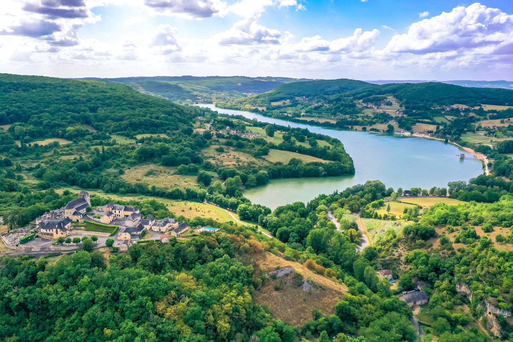 le-lac-du-causse-brive-correze-france