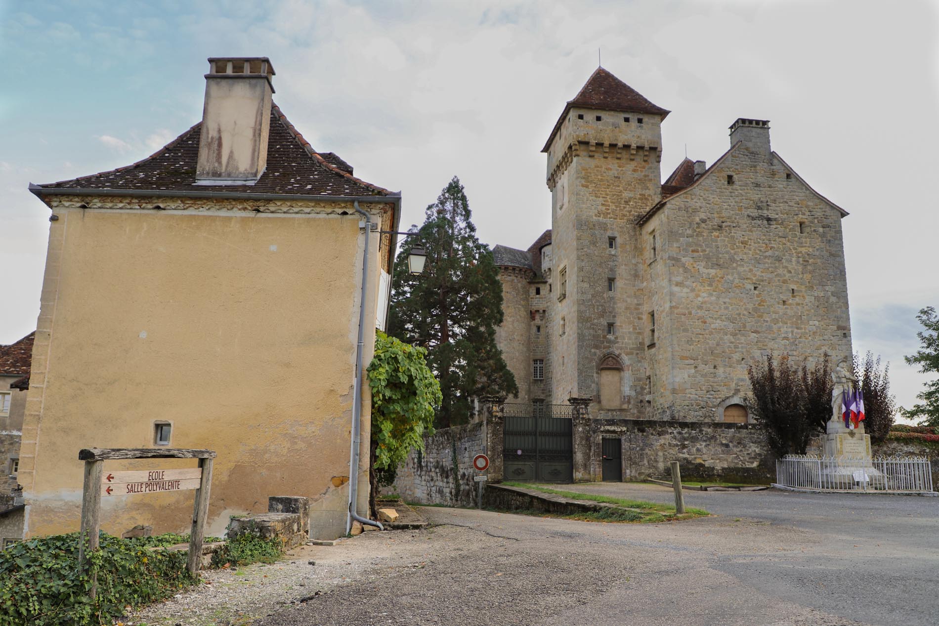 chateau medieval de Saint Hilaire Curemonte