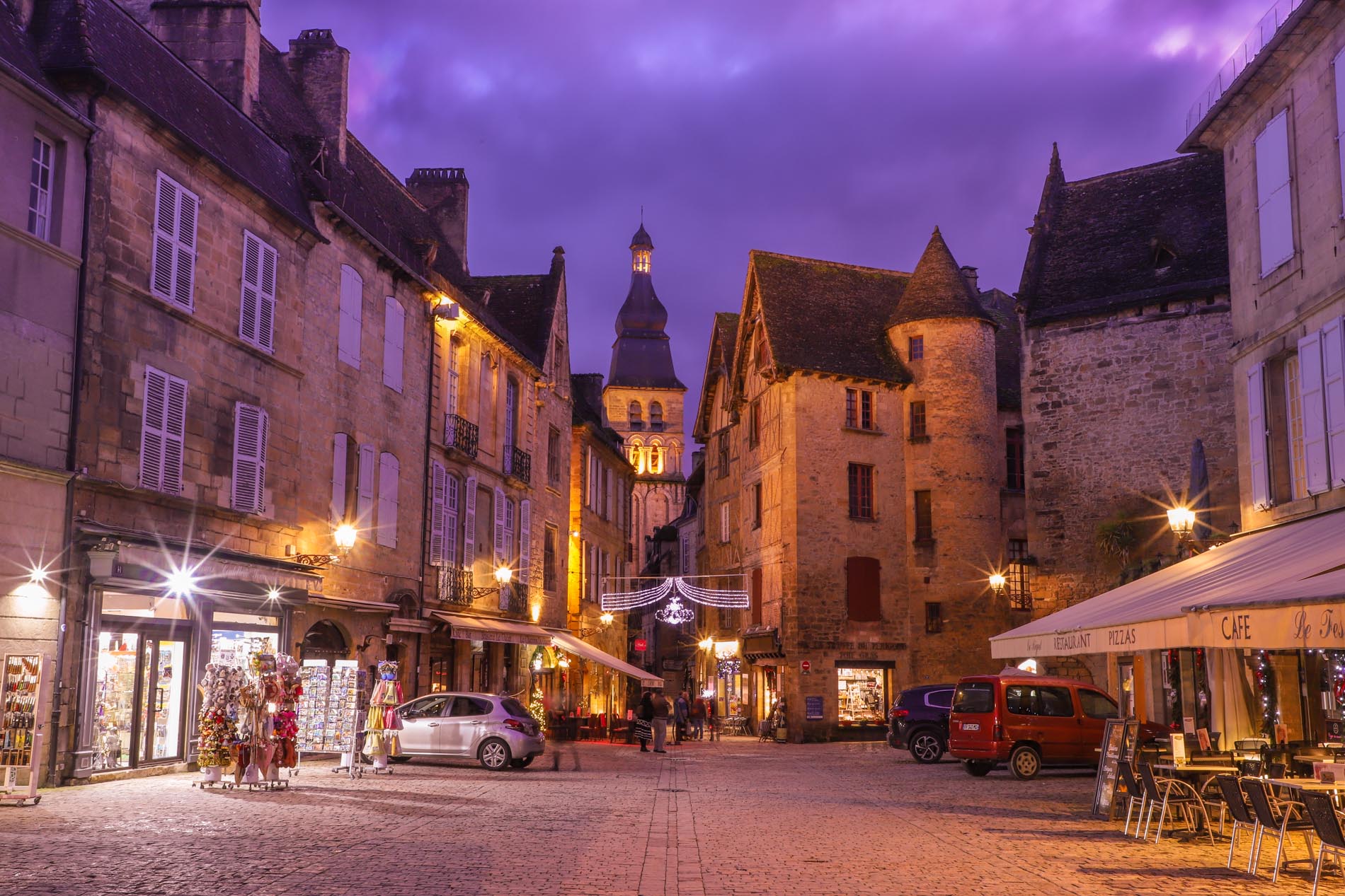 Place-de-la-liberte-sarlat-nuit