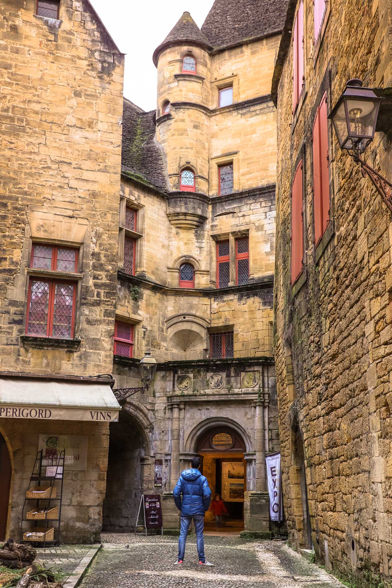 facade-maison-centre-de-sarlat-en-dordogne