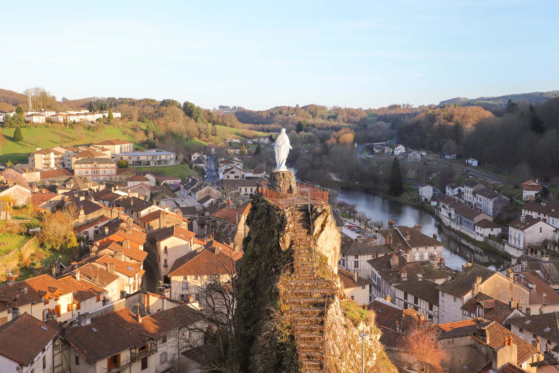 village-de-laroquebrou-cantal