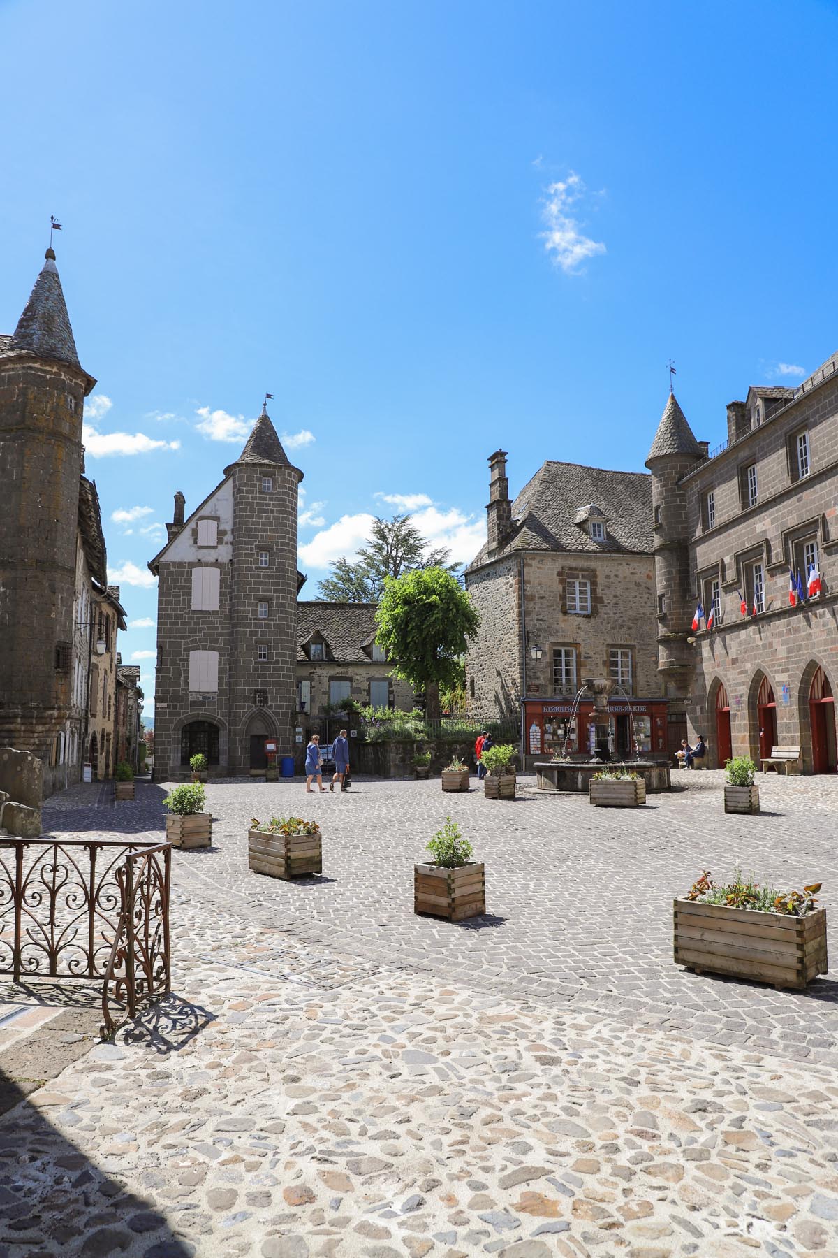 maison-tourelle-salers-cantal