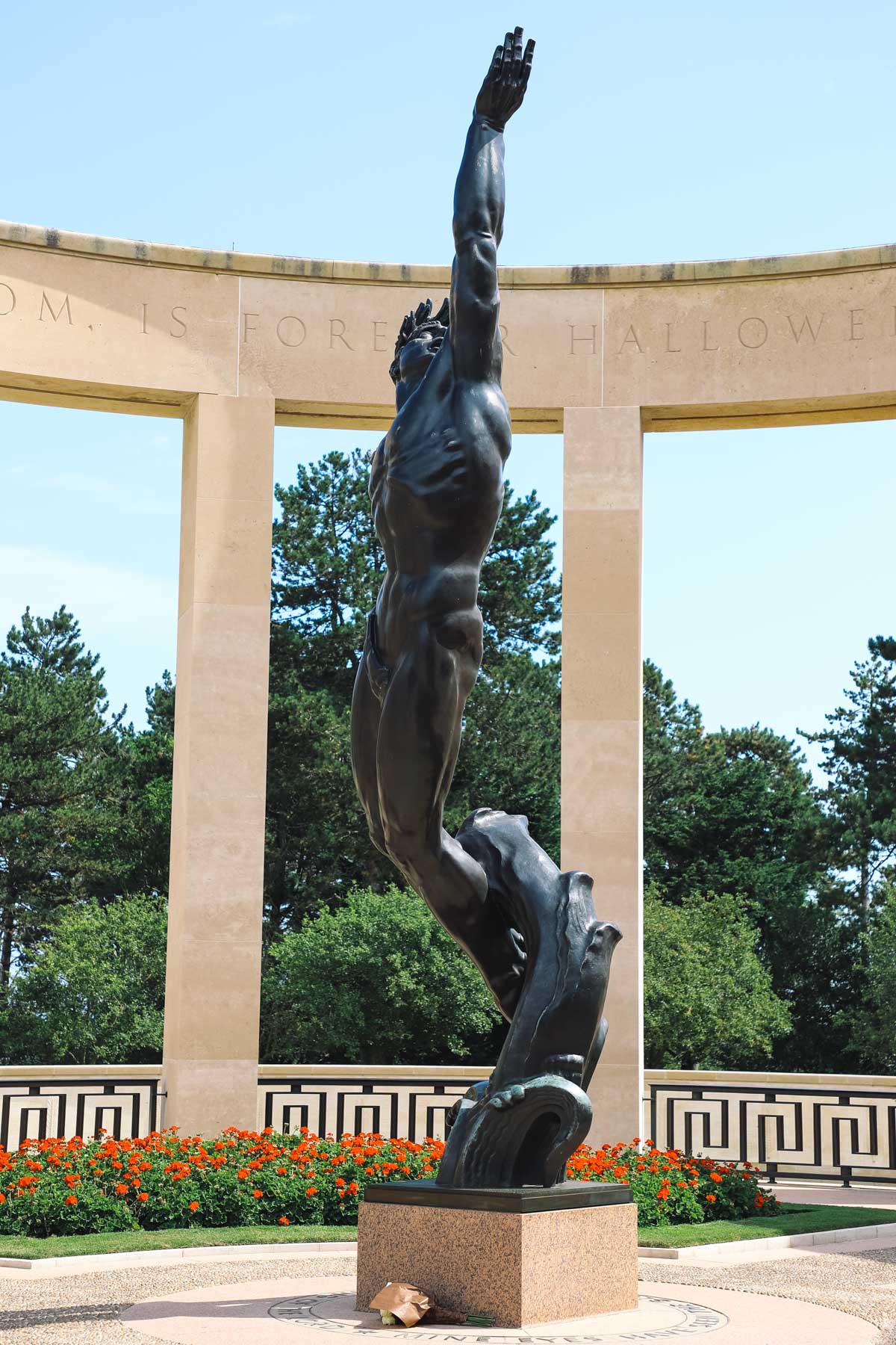 statue-de-bronze-cimetiere-americain