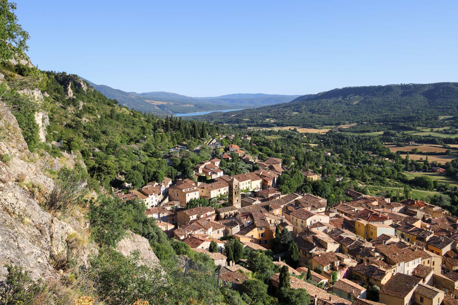 Vue-sur-moustier-sainte-marie-et-lac-de-sainte-croix