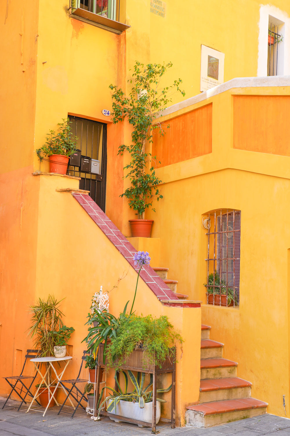 ruelle-coloree-provencale-french-riviera