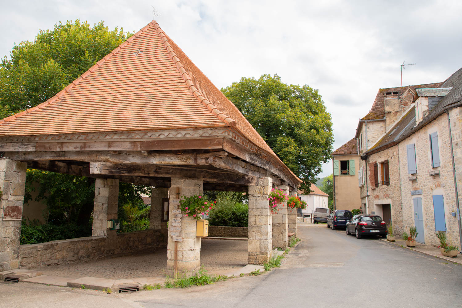 la-halle-du-village-de-creysse