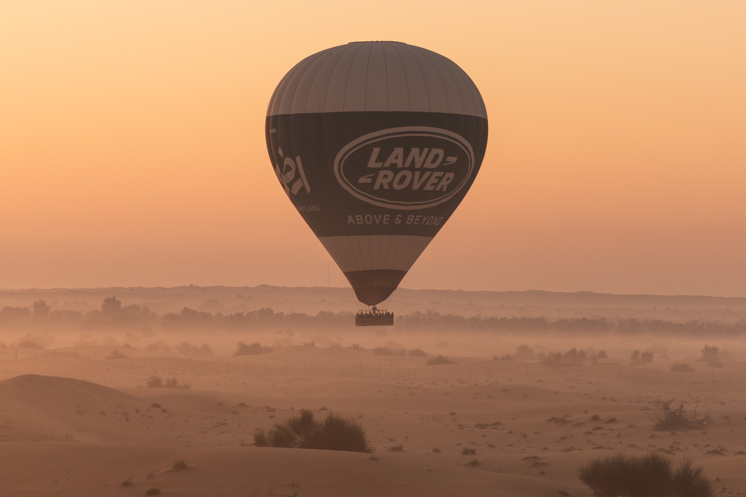 vol-en-montgolfiere-dans-le-desert-a-dubai-au-lever-de-soleil