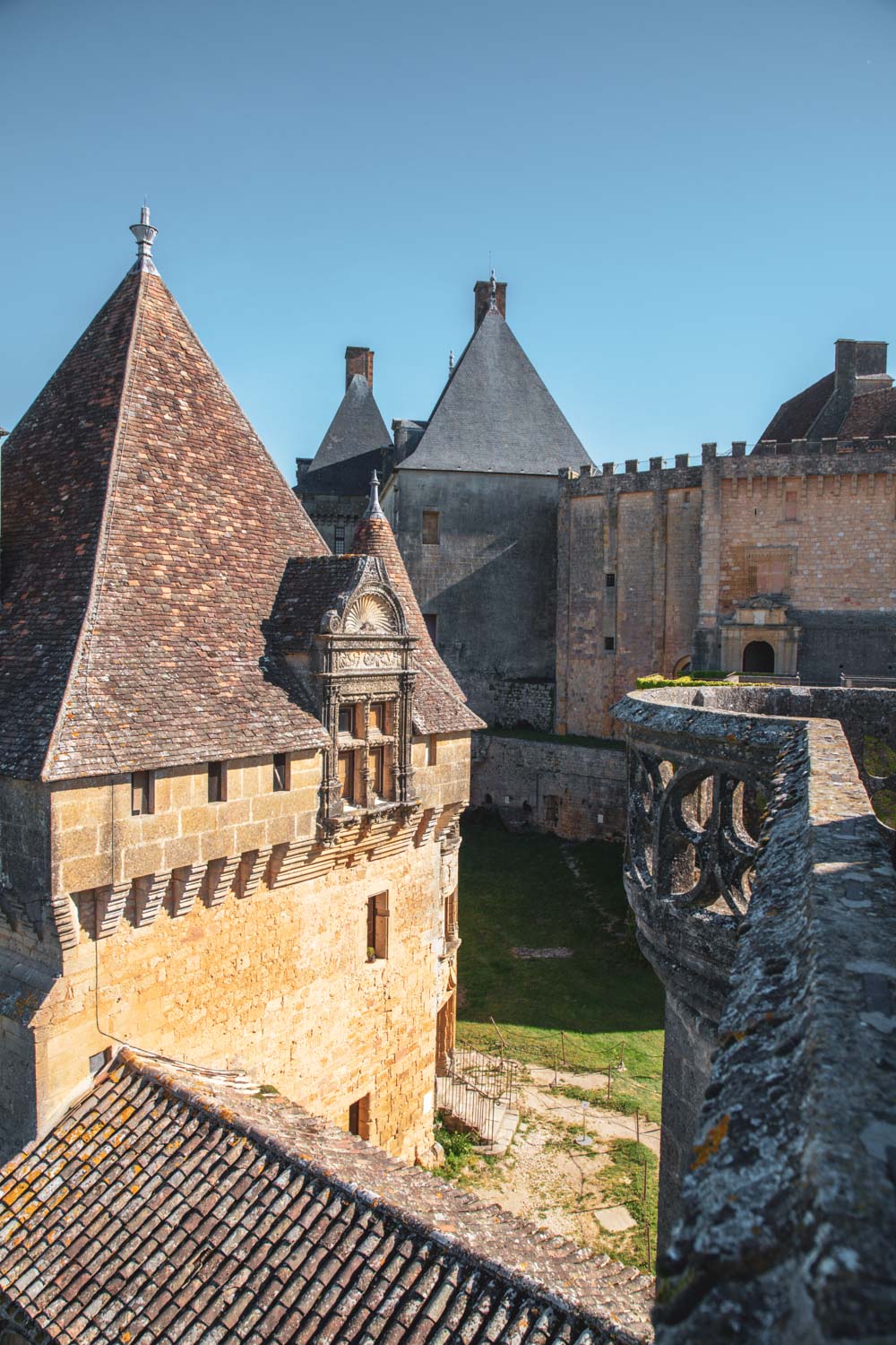 le-chateau-de-biron-dordogne-france