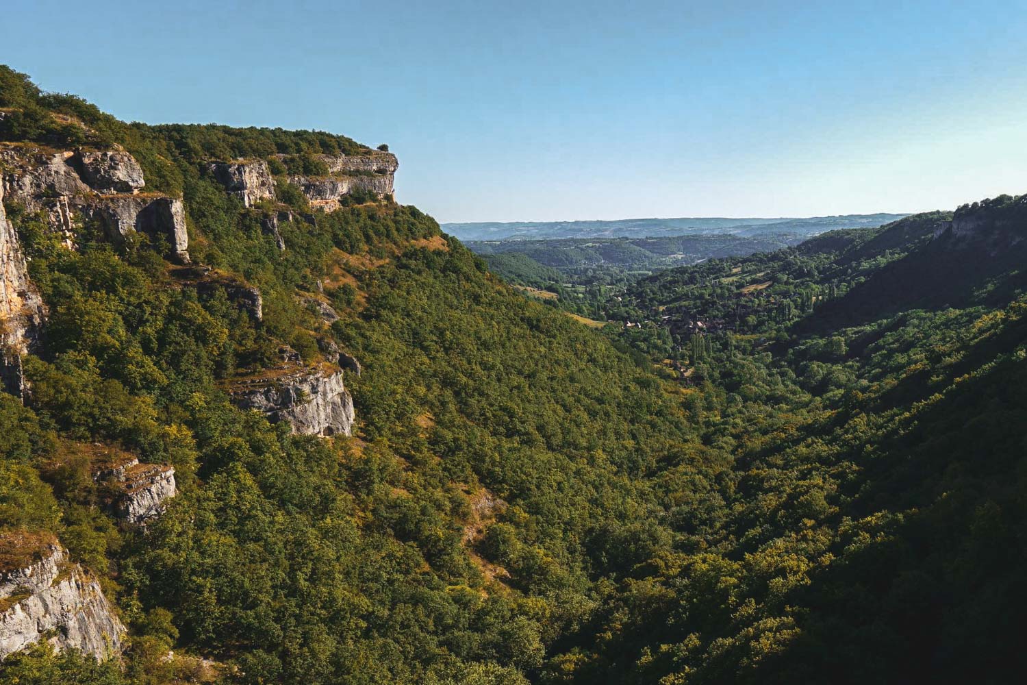 Le-cirque-d-Autoire-et-ses-vertigineuses-falaises