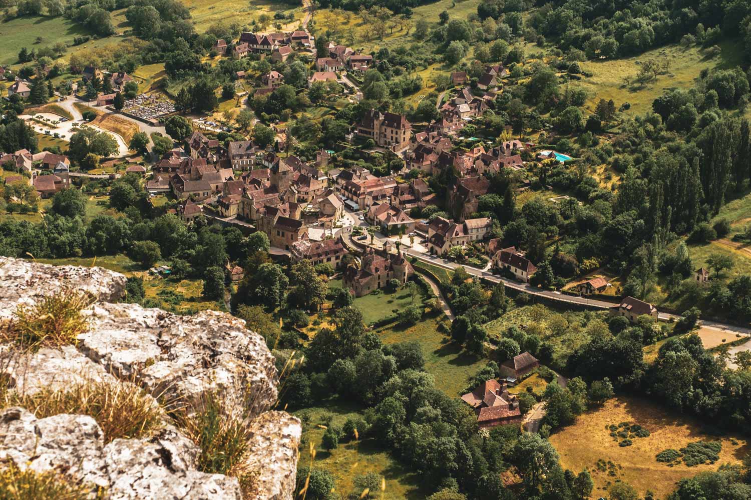 le-village-d-autoire-vue-des-falaises