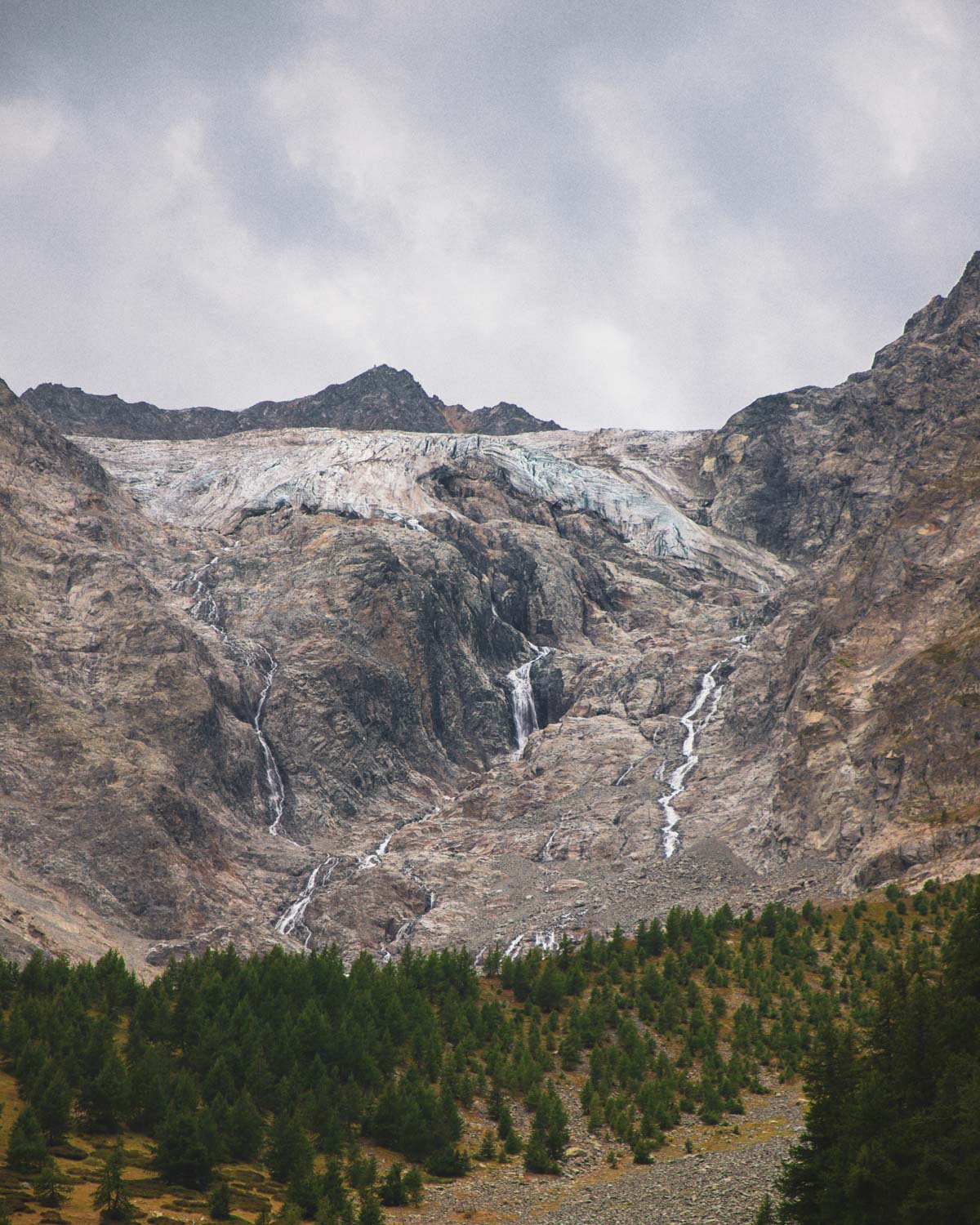 glacier-du-casset-surplombant-le-lac-de-la-douche