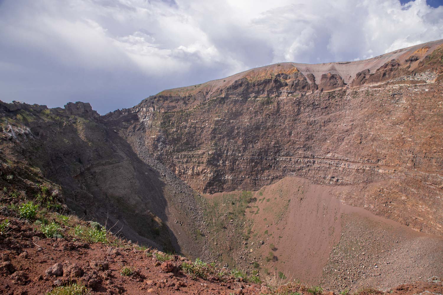 le-volcan-vesuve-cratere