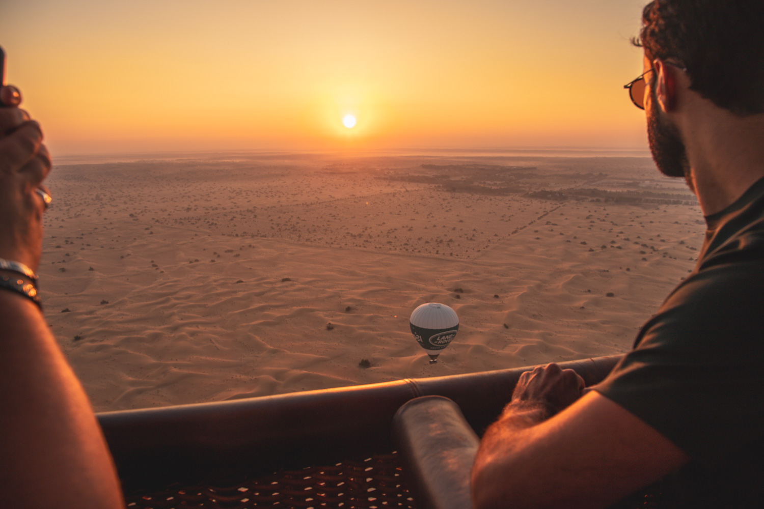 Vol-en-montgolfiere-au-lever-du-soleil-a-Dubai