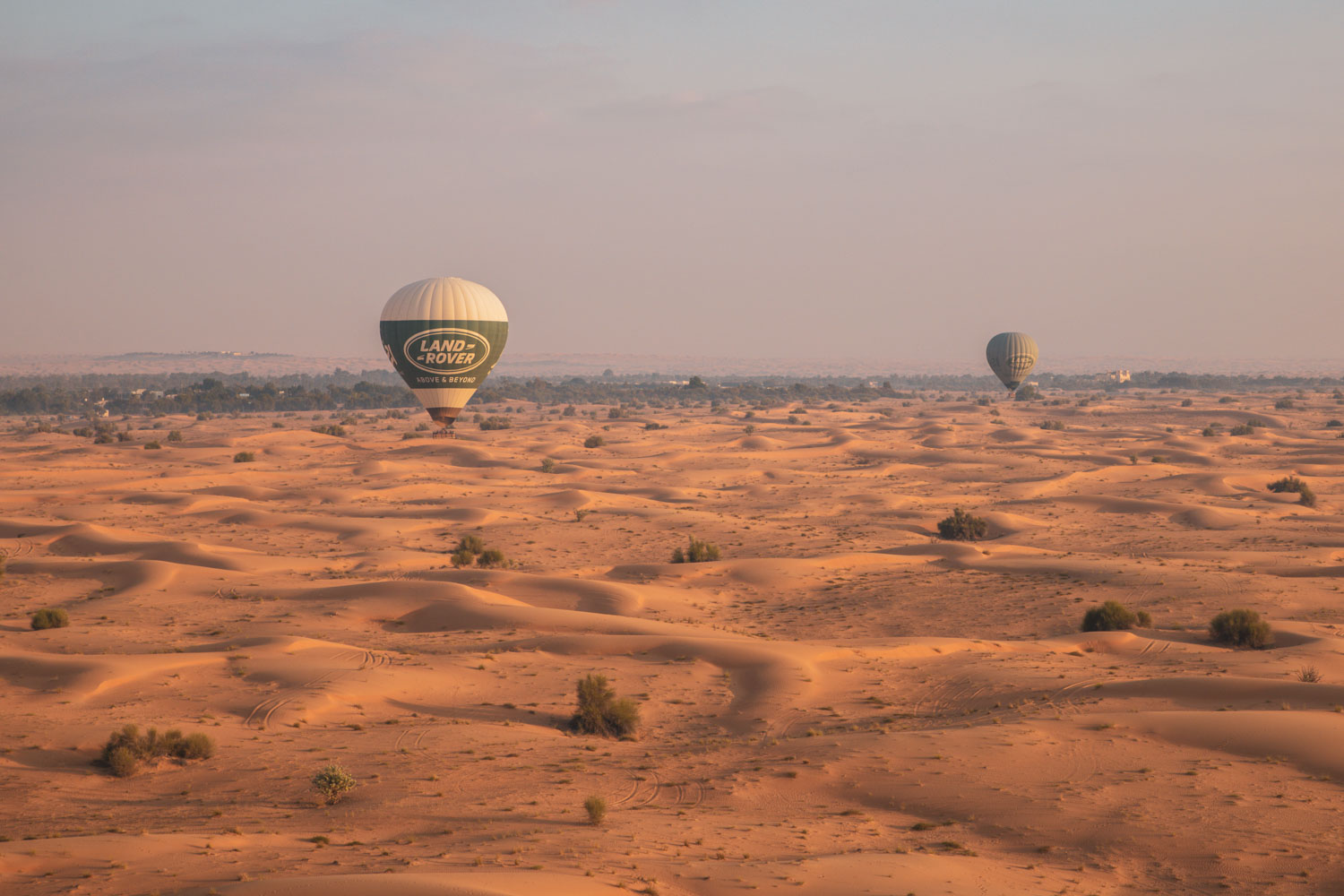 faire-un-vol-en-montgolfiere-au-lever-du-soleil-a-Dubai-dans-le-desert