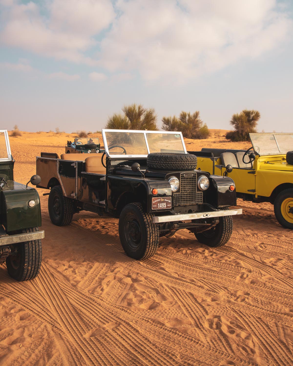 promenade-en-land-rover-vintage-dans-le-desert-de-dubai