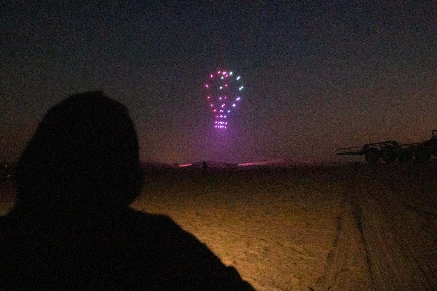 spectacle-de-drone-dans-le-desert-a-dubai