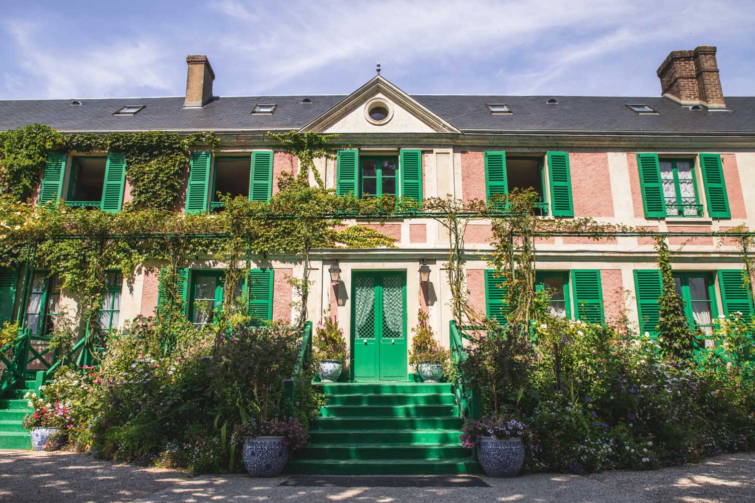 facade-de-la-maison-de-claude-monet-a-giverny-en-normandie