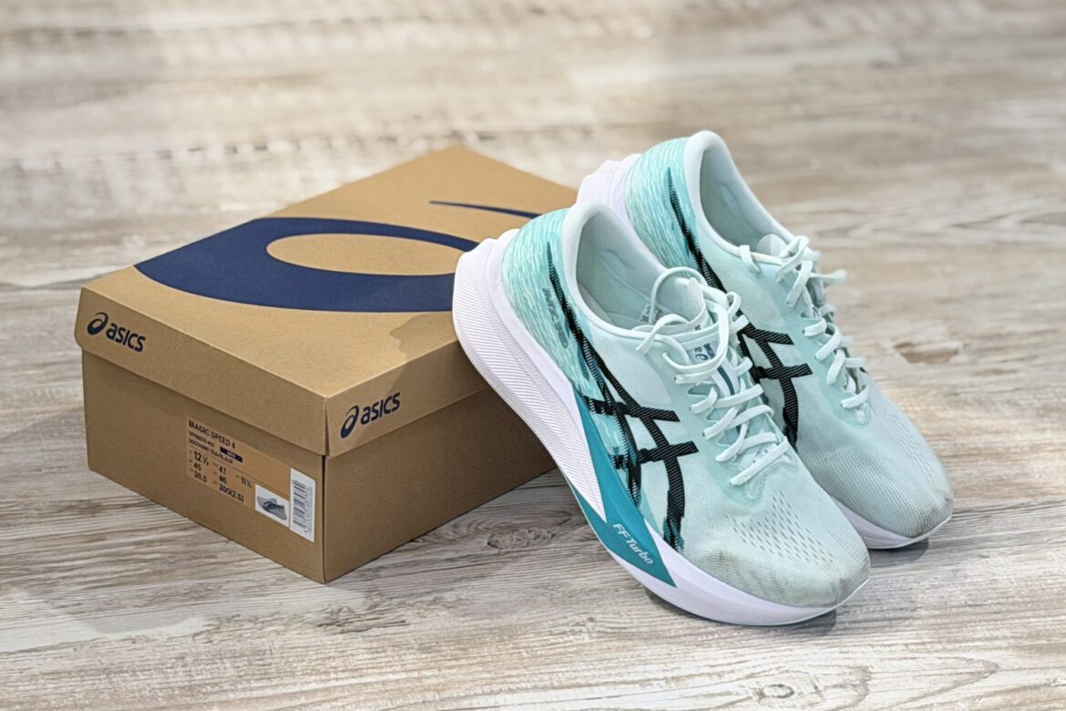 Chaussure de running Asics Magic Speed 4 bleu et noir profil plaque carbone