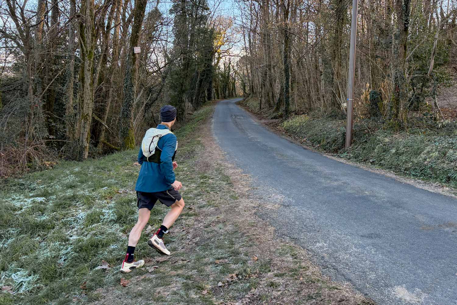 ASICS Fujitrail Elite Waterproof portée sous un gilet 12L chargé