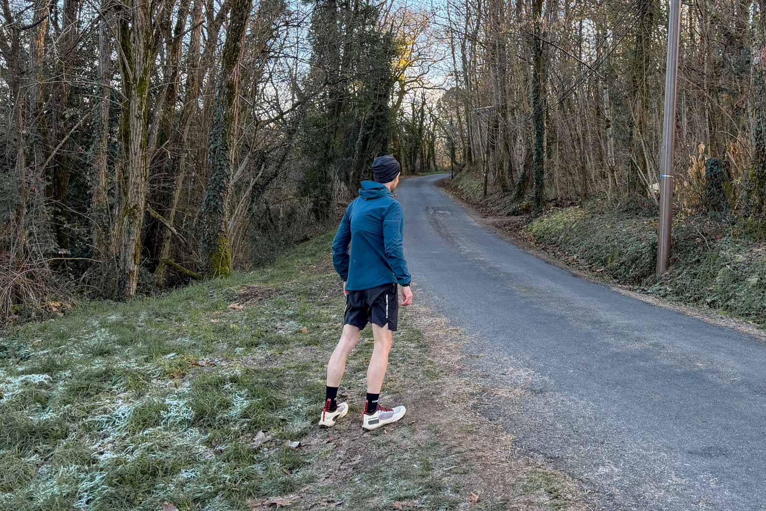 ASICS Fujitrail Elite Waterproof portee par-dessus un gilet 12L charge