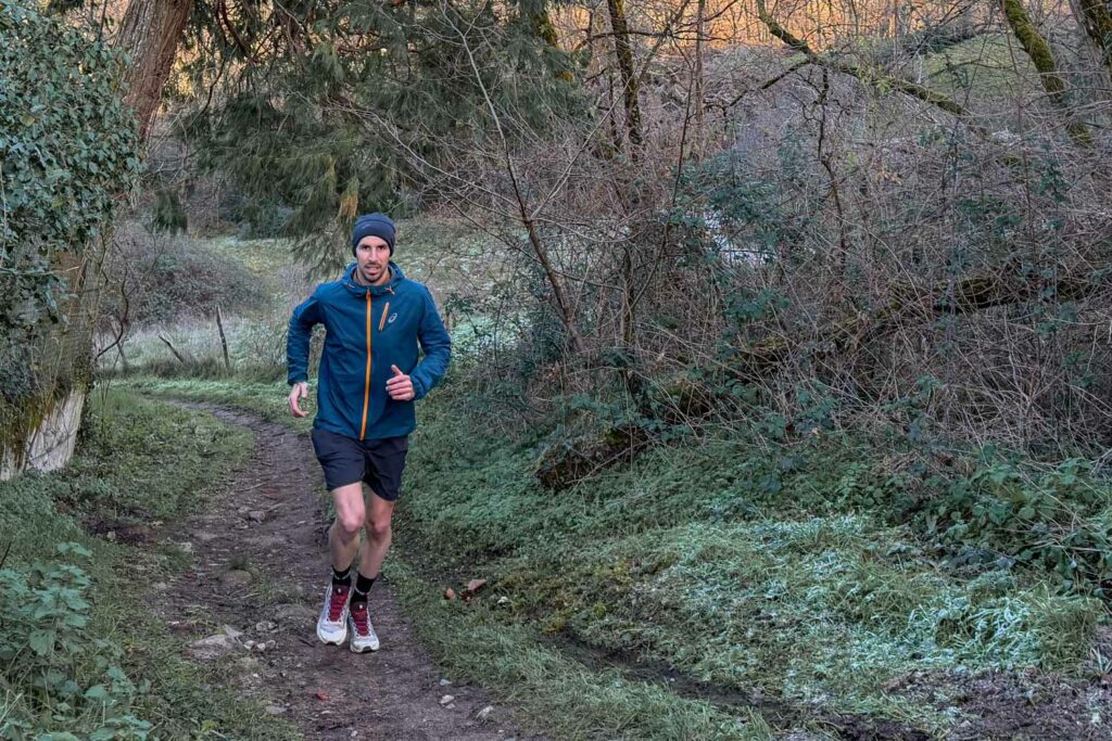 Test de la Veste ASICS Fujitrail Elite Waterproof en conditions réelles