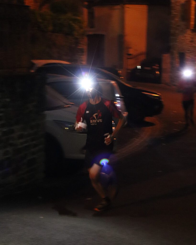 Lampe frontale puissante Stoots utilisée en ville pour être visible des automobilistes.