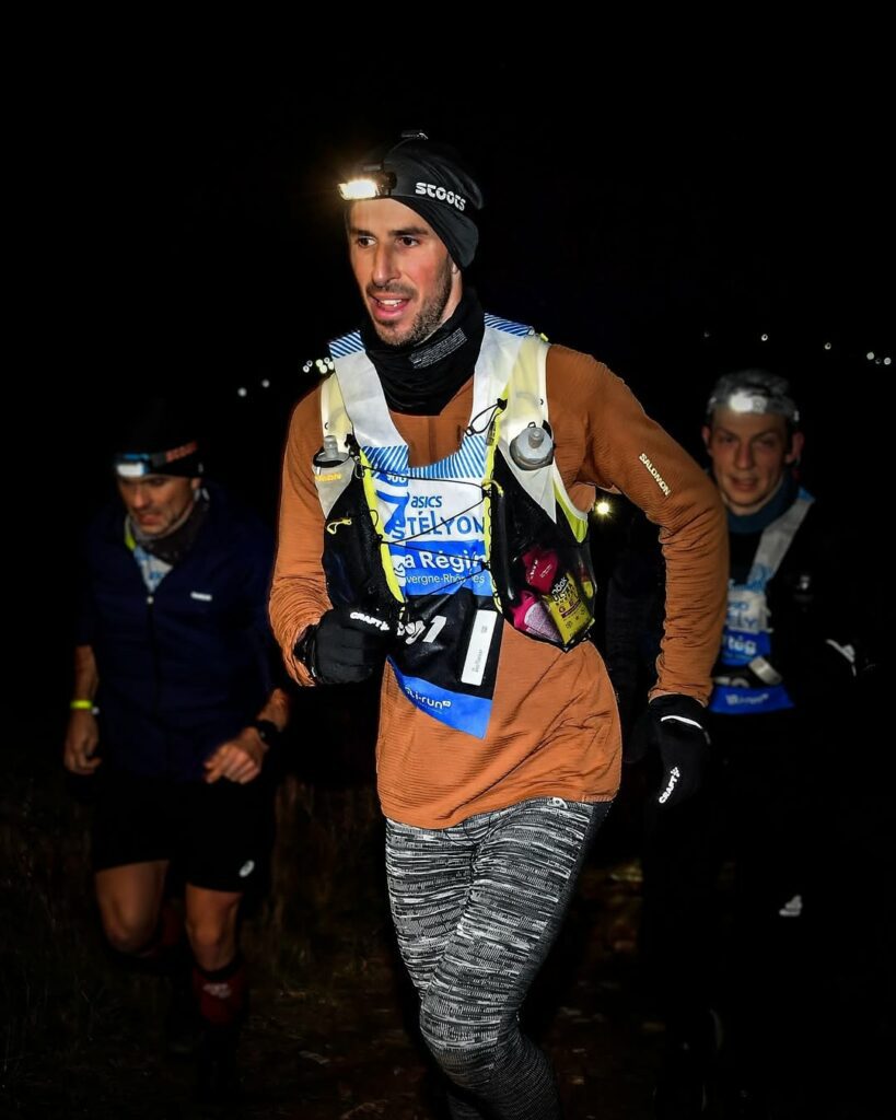 Lampe Stoots Kiska 3 portée sur un bonnet lors de la course SaintéLyon 2024.