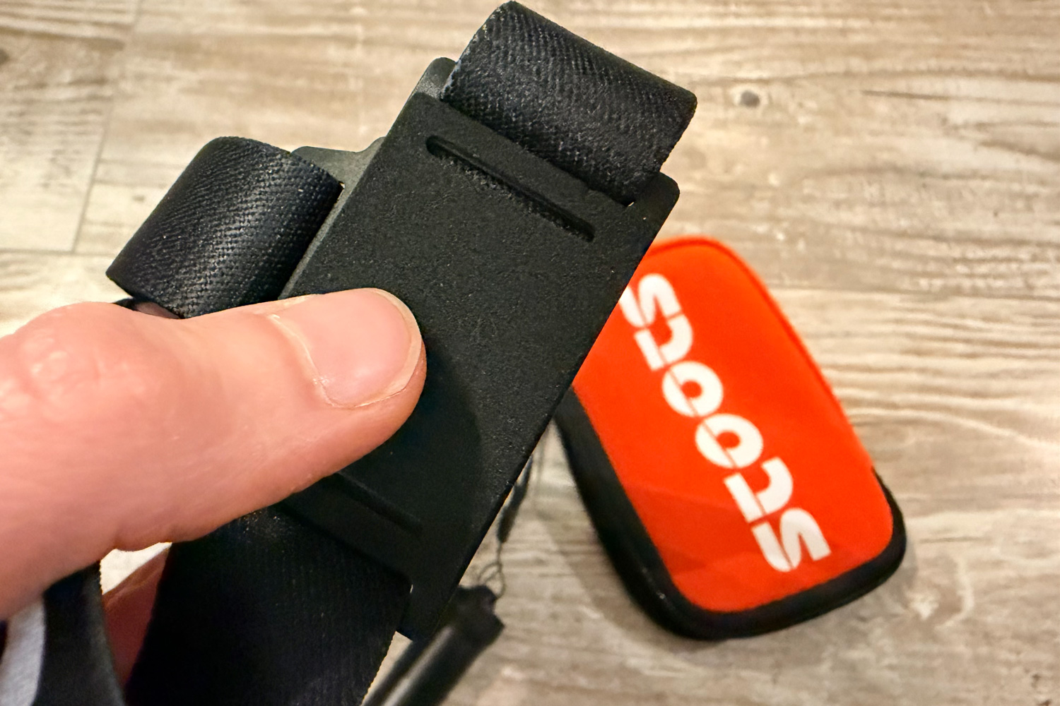 Zoom sur la mousse d'appui frontale et le support de la lampe Stoots Kiska 3.