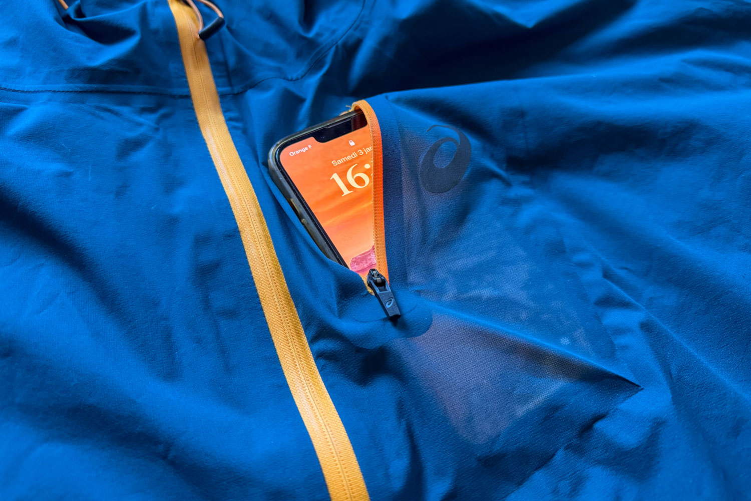 poche-poitrine-asics-fujitrail-elite-waterproof