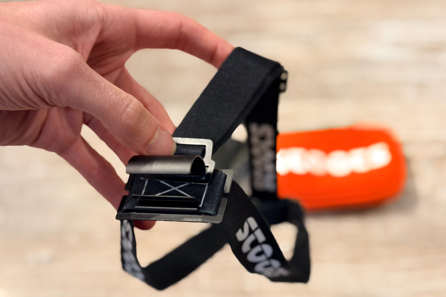 Montage de la sangle supérieure de maintien sur le bandeau de la frontale Stoots.