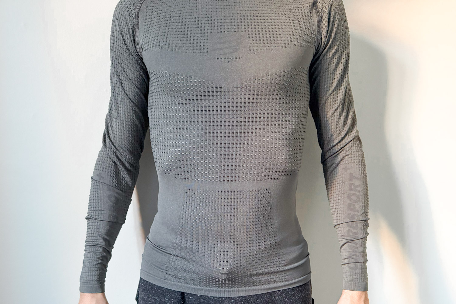 Haut technique Compressport On-Off porté : zoom sur la fibre alvéolée pour une respirabilité maximale.