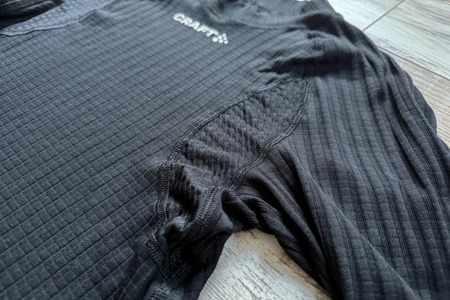 Gros plan sur le textile Seaqual du Craft Active Extreme et ses finitions de coutures.
