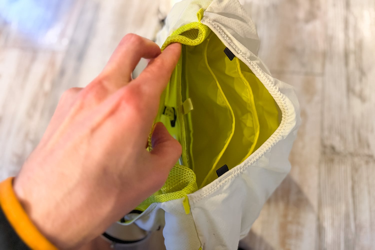 Zone pour ranger le matériel obligatoire pour ultra-trail dans le sac Salomon ADV Skin 12 litres.