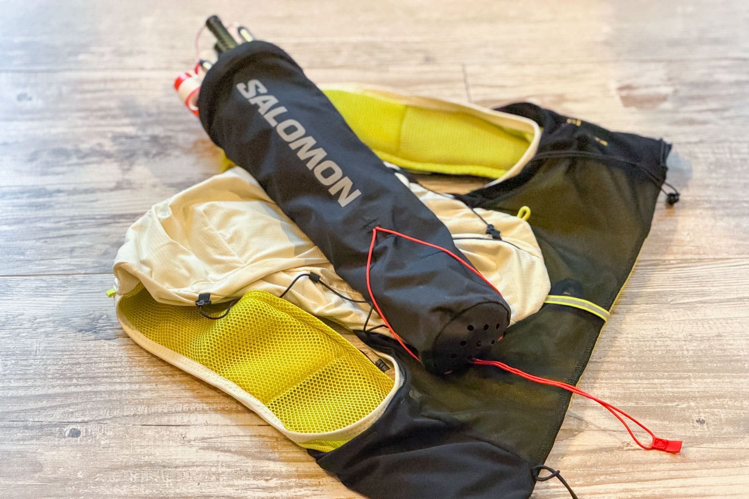 Fixation des bâtons de trail avec le carquois Salomon Custom Quiver sur l'ADV Skin 12.