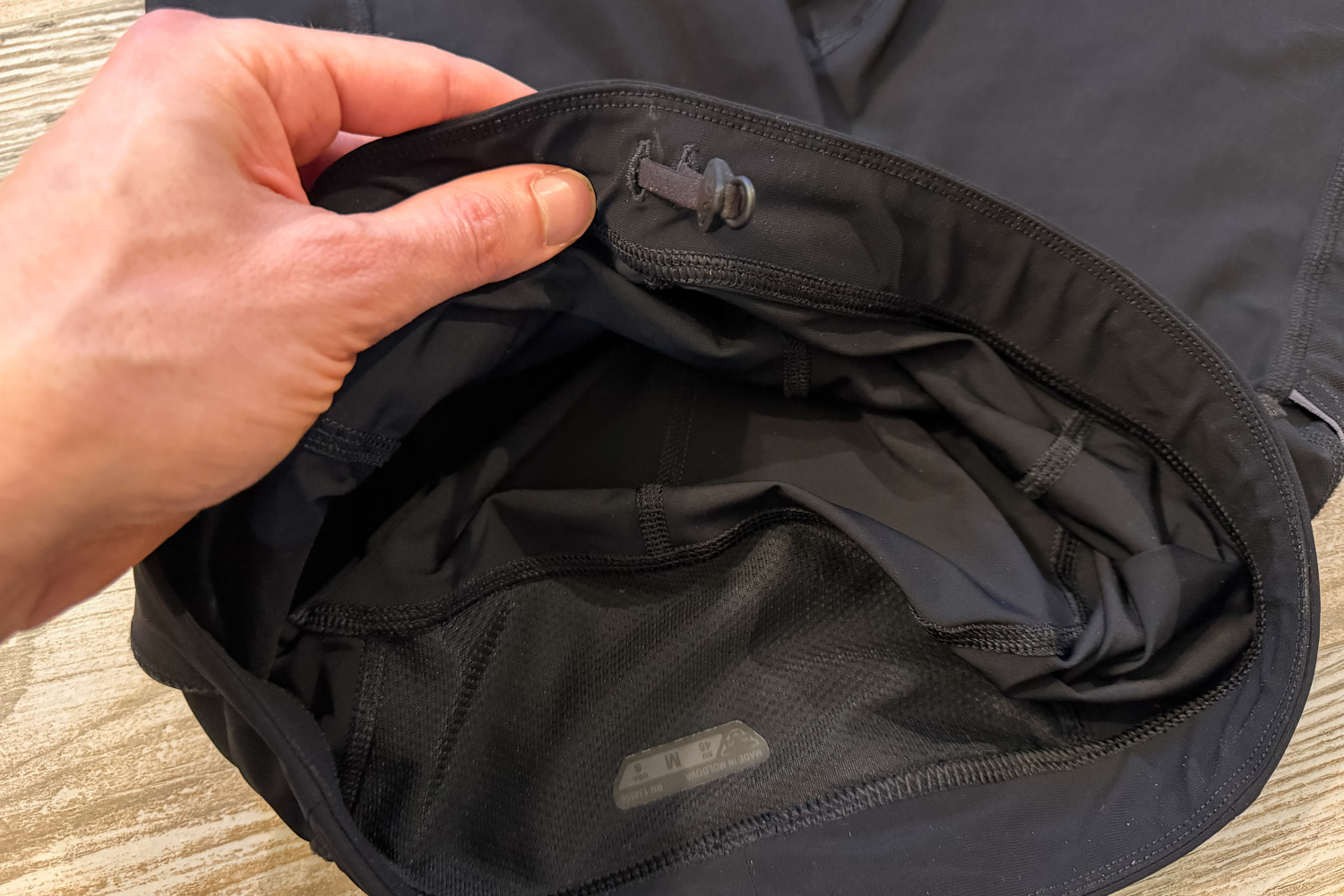 elastique-maintien-cuissard-dynafit L'élastique de serrage du cuissard court Dynafit est positionné à l'intérieur