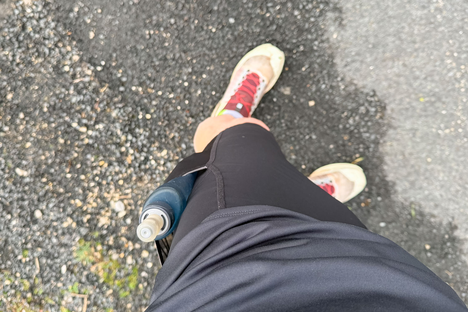 flasque-250ml-dans-poche-laterale-cuissard-marathon Les poches en maille du Cuissard Dynafit permettent de stocker une flasque de 250ml