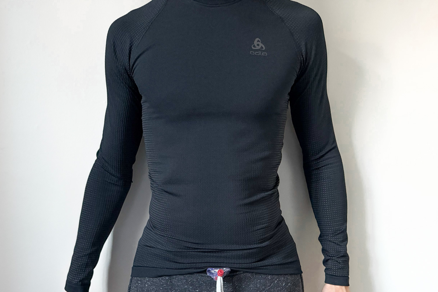 Test terrain du base layer Odlo Performance Warm Eco : coupe près du corps et zones thermiques visibles.