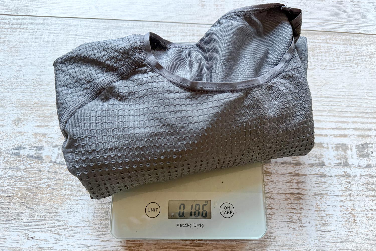 Poids du Compressport On-Off Base Layer taille M sur une balance : 186 grammes.
