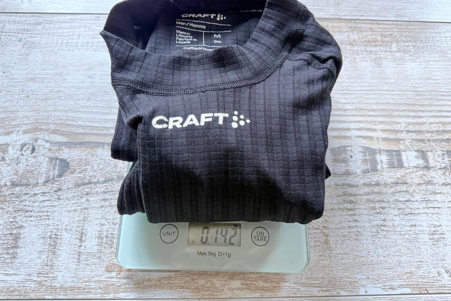 Poids du base layer Craft Active Extreme taille M sur une balance : 142 grammes.