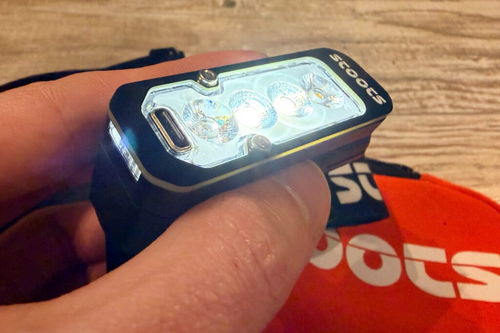 Détail du port de charge USB-C et de la batterie amovible de la Stoots Kiska 3.