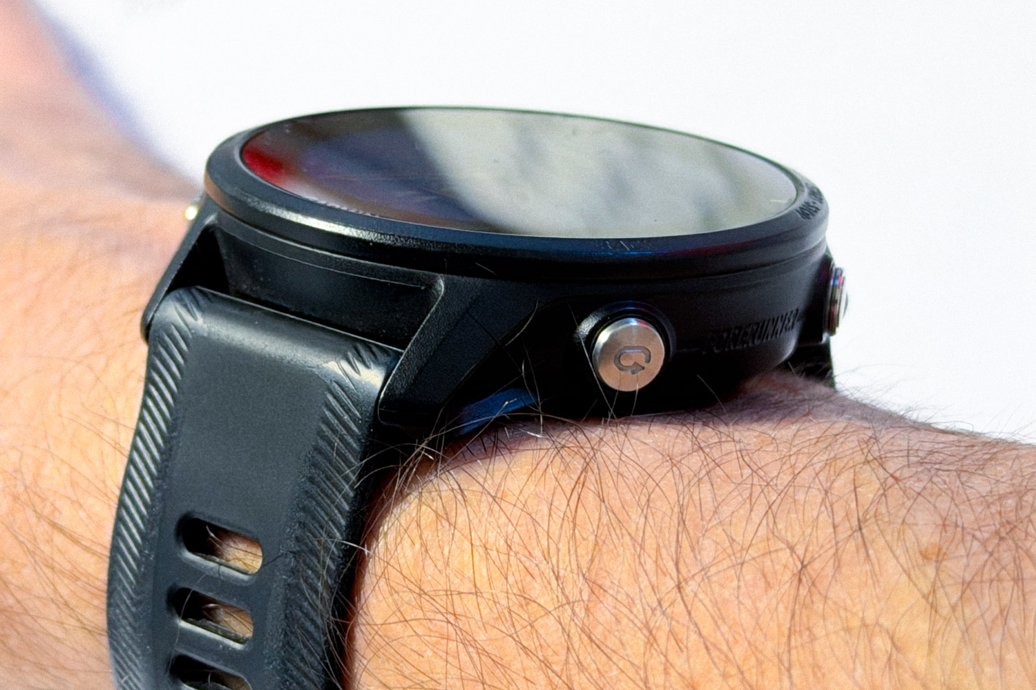 La taille et le volume de la montre sur le poignet droit