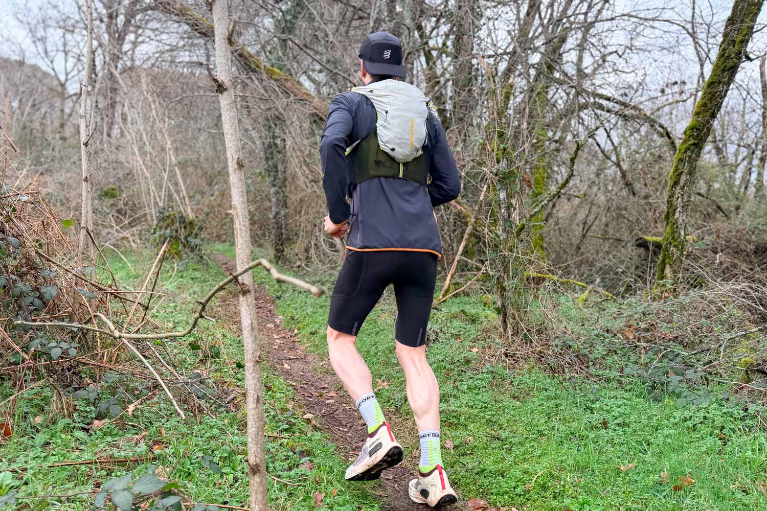 ue arrière du sac de trail Salomon 12L porté en entraînement de longue distance.