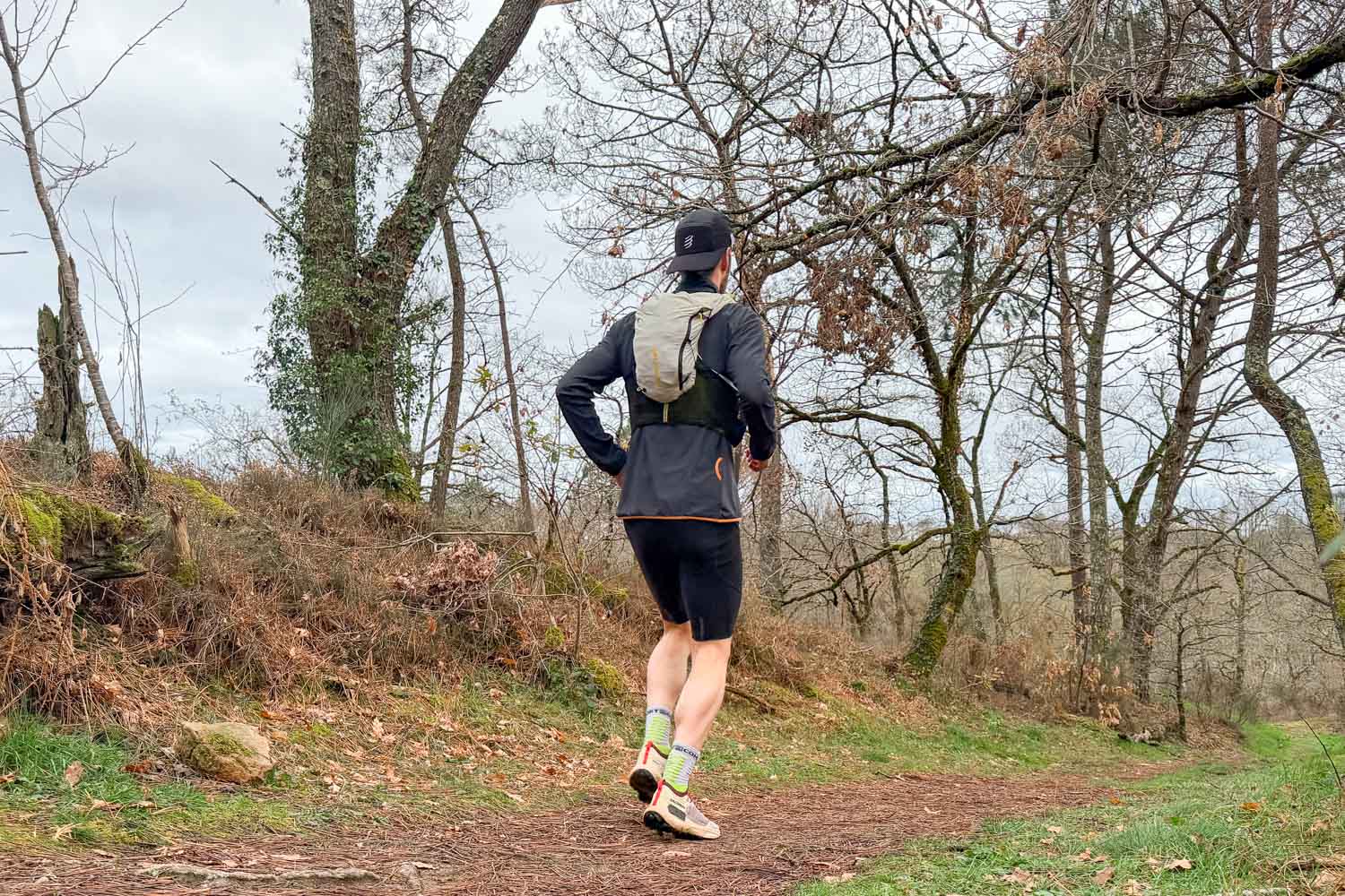 Test de stabilité du gilet Salomon ADV Skin 12 lors d'une descente rapide en sentier.