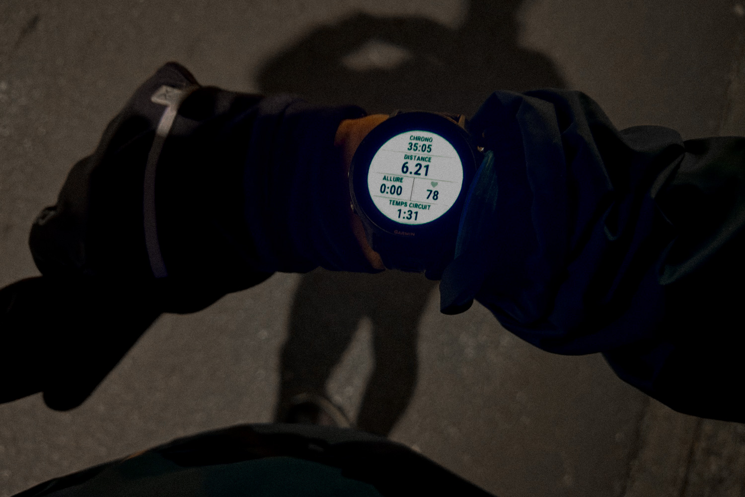 L'affichage de l'écran de la montre Garmin Forerunner 955 en courant la nuit