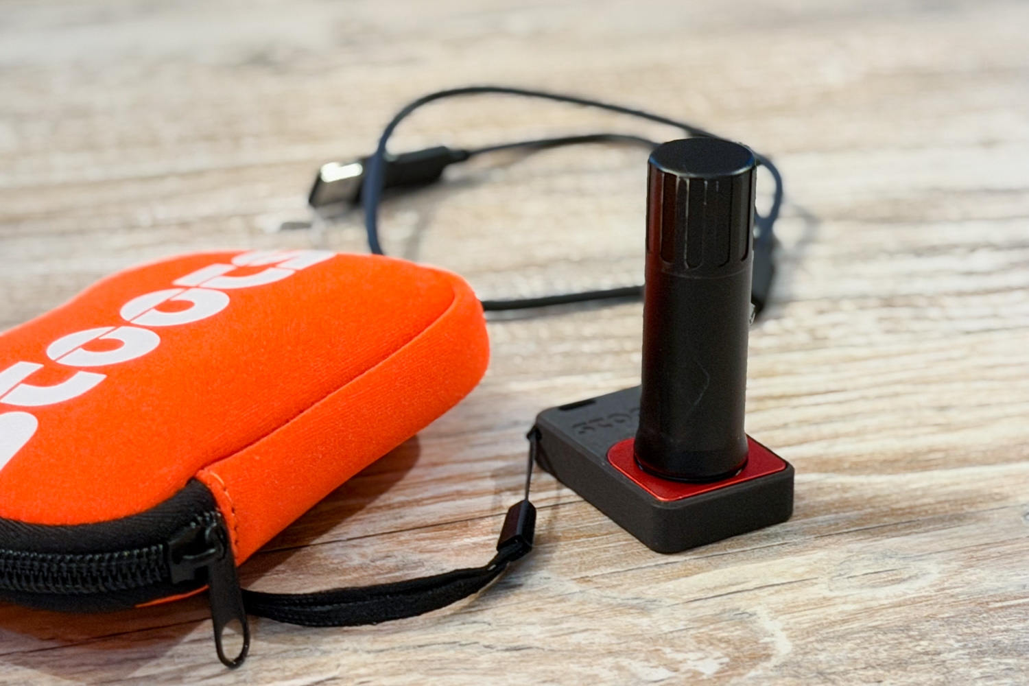 Le chargeur EasyLock18 USB-C de Stoots permet de recharger ses batteries facilement