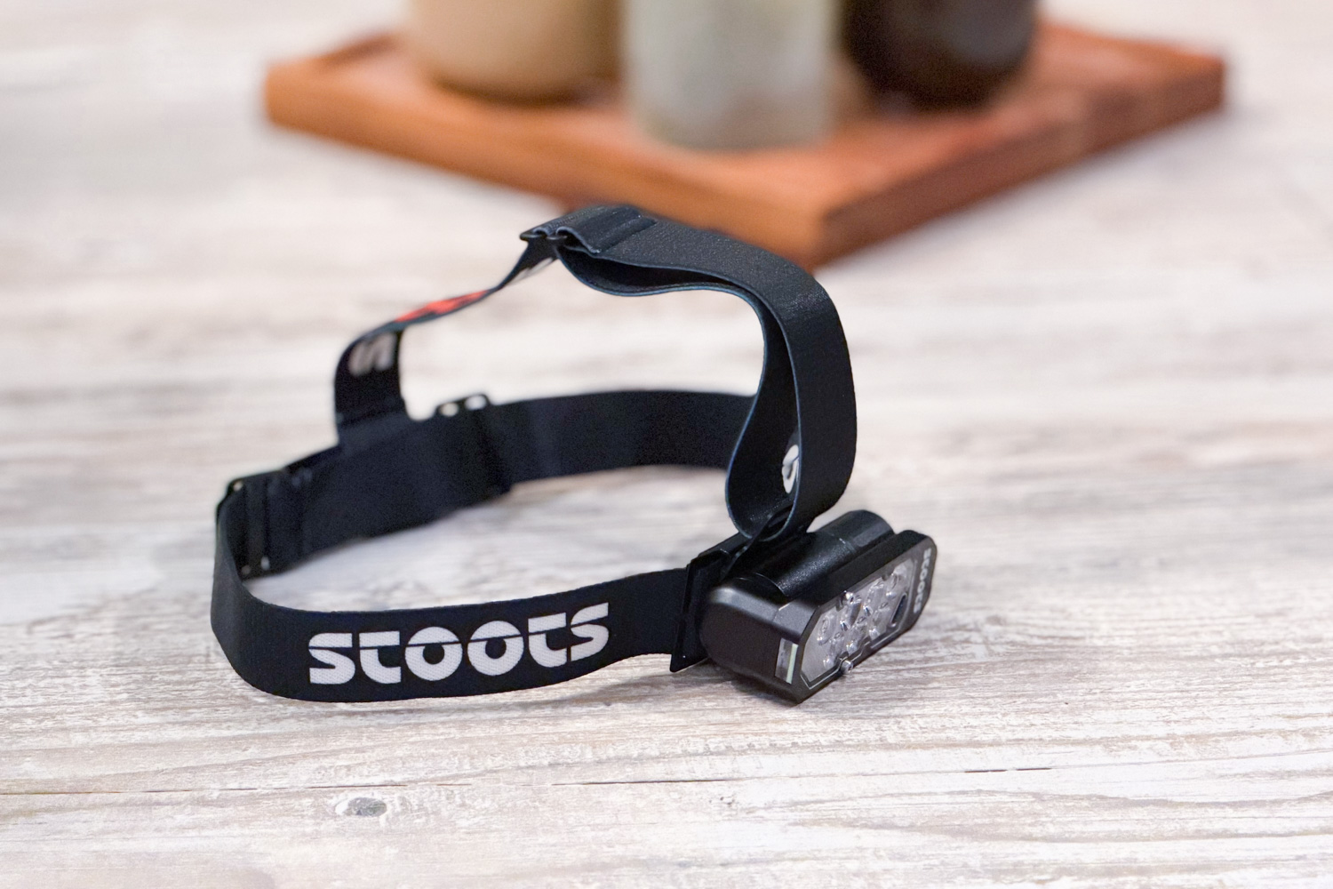 La lampe frontale Stoots Kiska 3 avec sa sangle supérieure pour un meilleur maintien en descente
