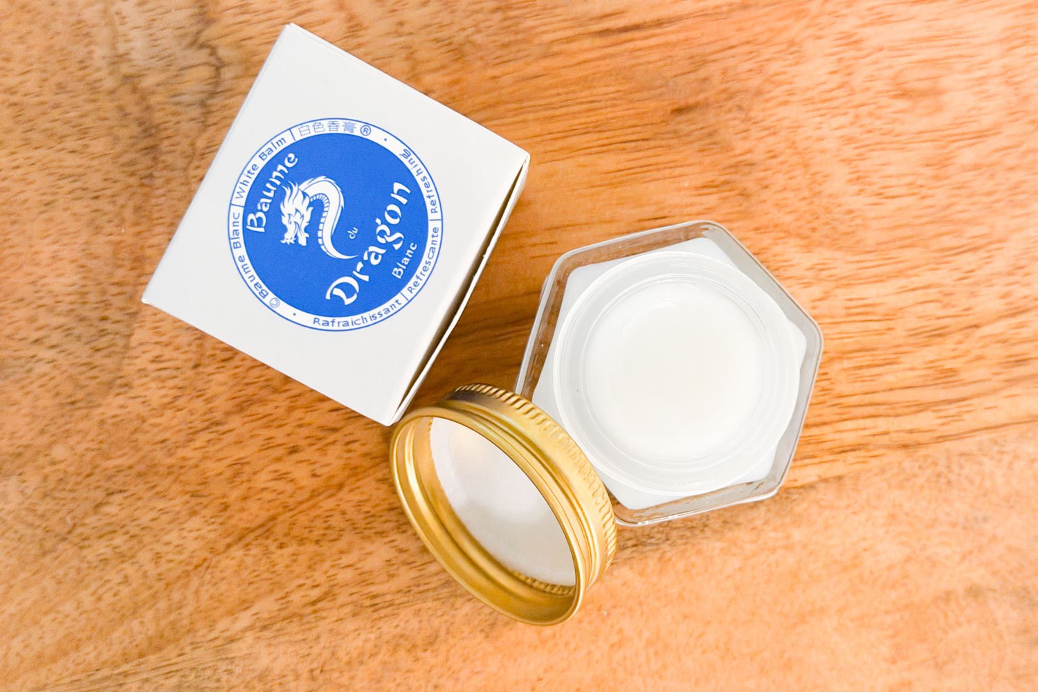 texture-baume-du-dragon-batons Le baume du Dragon blanc a un effet refroidissant qui soulage les sensations d'inflammation