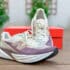 rise en main de la chaussure running New Balance FuelCell Rebel v5 sortie de sa boîte pour un test complet.