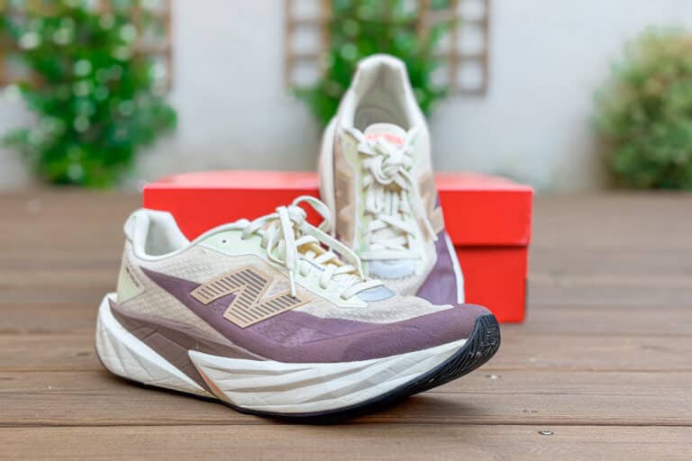 Test New Balance Rebel v5 : avis complet après 150 km rise en main de la chaussure running New Balance FuelCell Rebel v5 sortie de sa boîte pour un test complet.
