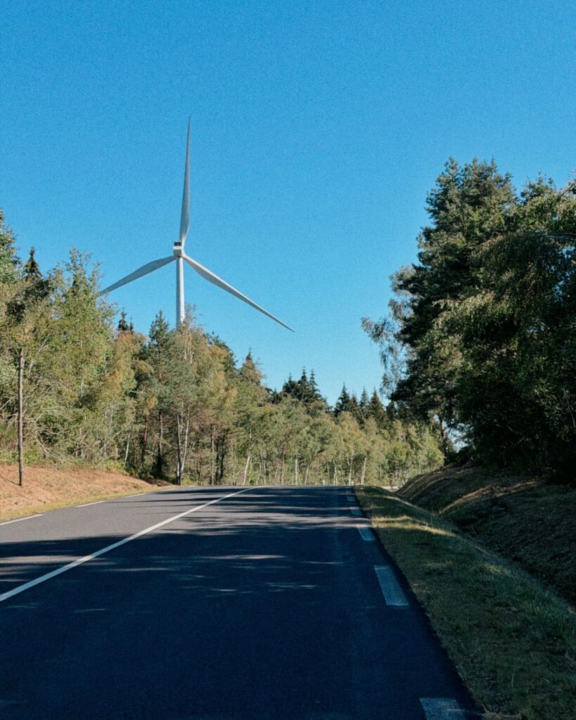 Route-1089-Correze-Auvergne-avec-eolienne